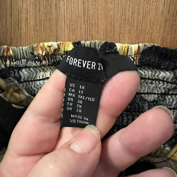 🐻Size 1X - Forever 21 - Black and Yellow Floral Halter Top - Picture 2 of 4